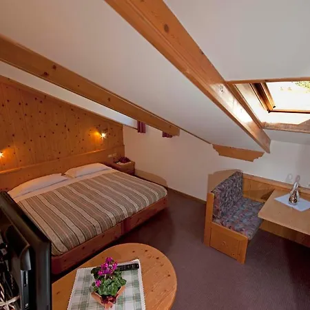 Hotel Ladina Campitello di Fassa