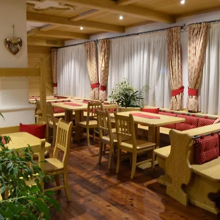 Ladina Hotel Campitello di Fassa